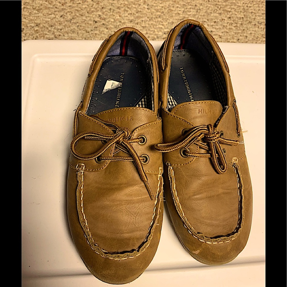 Boys size 4 Tommy Hilfiger leather dress shoes